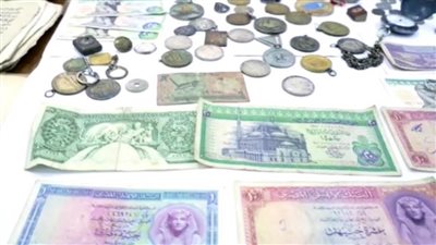 شاهد.. سقوط متهم بحوزته قطع ومخطوطات قديمة وأثرية