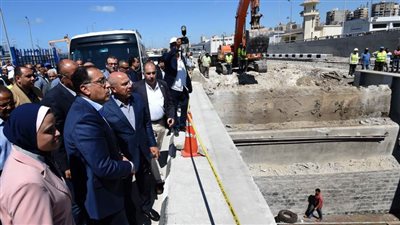 رئيس الوزراء يزور ميناء الإسكندرية ويتابع تطبيق المنظومة الواحدة للتسجيل المسبق للشحنات بالموانئ البحرية