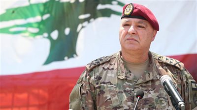 قائد الجيش اللبناني يستقبل طاقم الغواصة العاملة على سحب مركب طرابلس الغارق