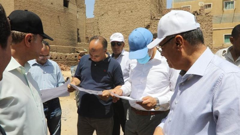 محافظ المنيا يراجع