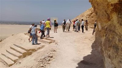 وفد سياحي من دولتي إيطاليا وإسبانيا يزور المناطق الأثرية بالمنيا.. صور 