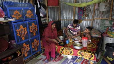 تغير المناخ.. الفيضانات تجبر أسرة على الفرار في بنجلاديش