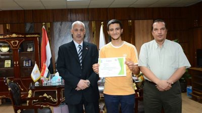 نائب رئيس جامعة أسيوط يكرم وفداً طلابياً لمشاركتهم في برنامج التبادل الطلابي