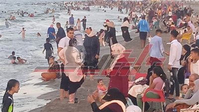 إقبال كبير من المصطافين على شواطئ مصيف بلطيم الـ 6