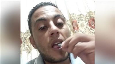 في بث مباشر.. شاب يتناول حبوب الغلال السامة وينهي حياته بكفر الدوار