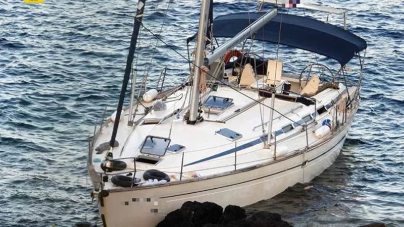 وصول قارب شراعي