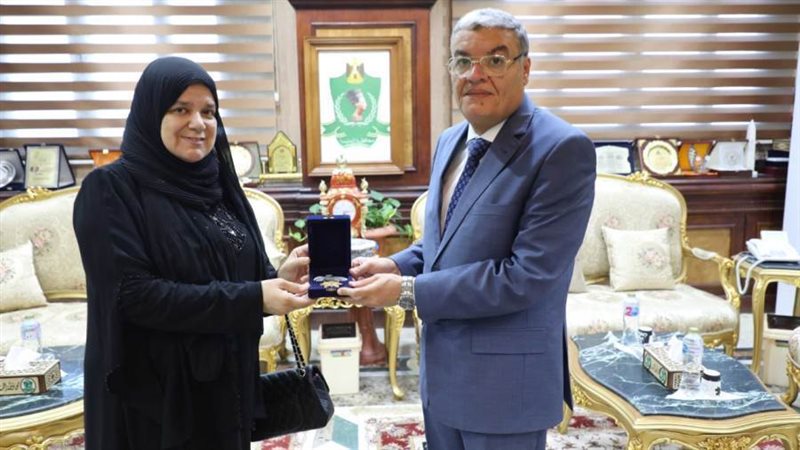 محافظ المنيا يسلم