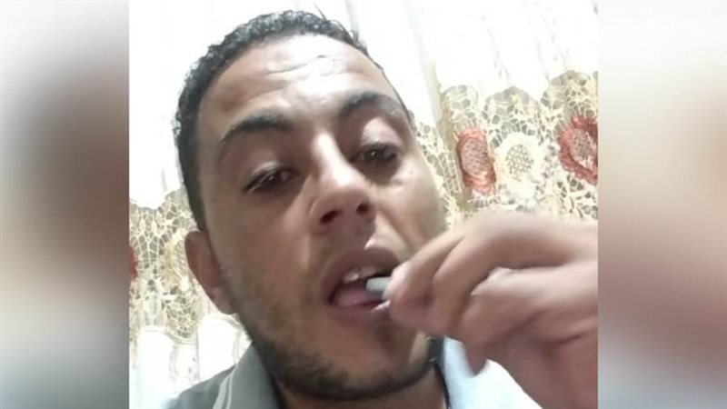 شاب يتناول حبوب الغلال