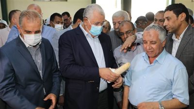وزير الزراعة ومحافظ كفر الشيخ يتفقدان محطة البحوث الزراعية بسخا