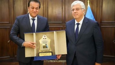 تكريم الدكتور خالد عبد الغفار من وزير التعليم العالي والمجلس الأعلى للجامعات