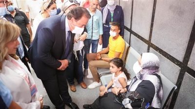 وزير الصحة يزور المرضى بمستشفى شرق المدينة بالإسكندرية