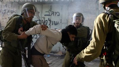 قوات الاحتلال الإسرائيلي تعتقل شابا من القدس وتقتحم عدة أحياء في جنين