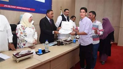 محافظ مطروح يكرم أوائل الشهادات الإعدادية الأزهرية والدبلومات الفنية