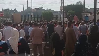 أهالي سمالوط بالمنيا يشيعون جثامين طبيب وزرجته وابنه (صور) 