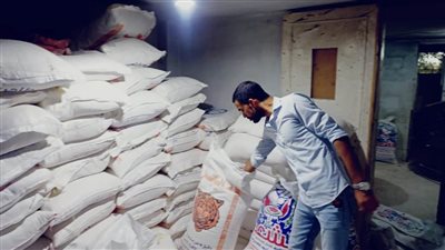 ضبط مخبز سياحي قام بتجميع ٦٥ شيكارة دقيق مدعم من السوق السوداء بالبحيرة