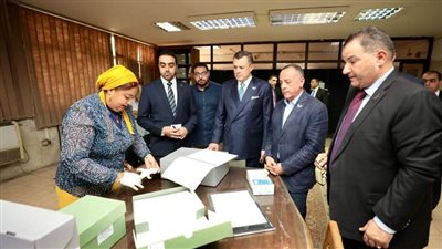 وزير السياحة والآثار يواصل جولته بمقر الوزارة للتعرف على العاملين وآليات سير العمل