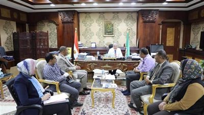 محافظ المنيا يناقش آلية دعم الفرص والمشروعات الاستثمارية