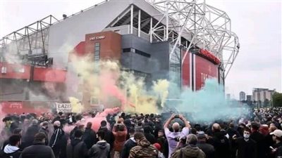 تقارير: المظاهرات قد تؤجل مباراة مانشستر يونايتد وليفربول... فيديو