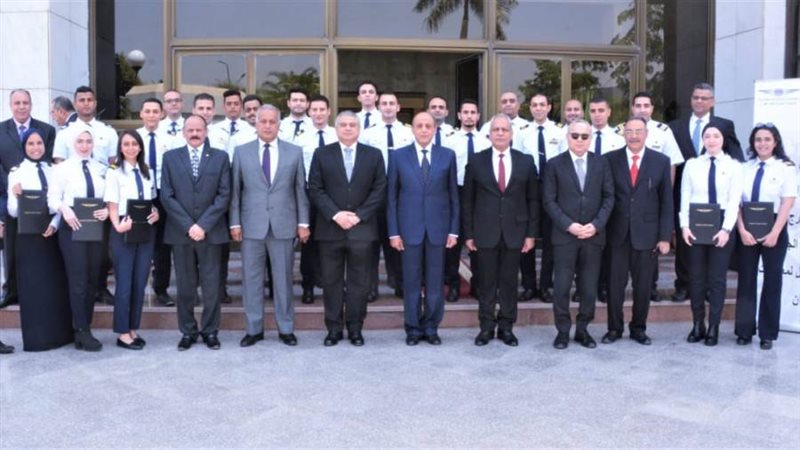 وزير الطيران في صورة