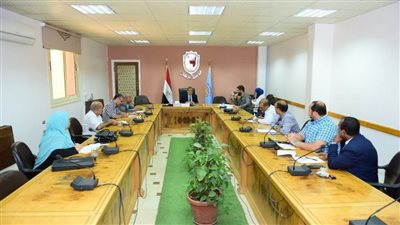 رئيس جامعة سوهاج يجتمع بمجلس إدارة وحدة علاج أعضاء هيئة التدريس