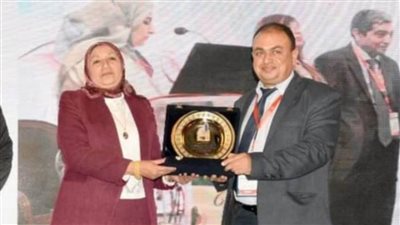 المركز القومي للبحوث يكرم عميد المعهد الفني الصحي بإمبابة