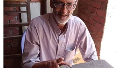 توزيع الخبز مجانًا بعد فوز الزمالك بالدوري.. طريقة احتفال مشجع في الوادي الجديد