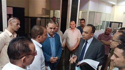 نائب محافظ المنيا يفحص عددًا من الطلبات بالمركز التكنولوجي لخدمة المواطنين بملوي
