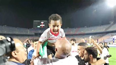 آدم شيكابالا يحتفل مع والده بعد مباراة التتويج بالدوري رقم 14