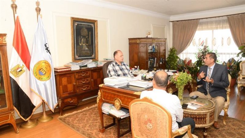 المحافظ خلال الاجتماع