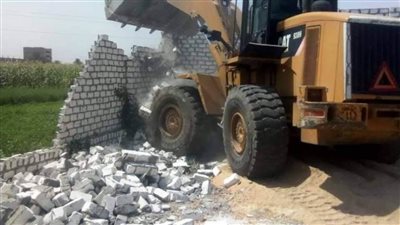 إزالة 6 حالات تعدي بناء مخالف في مركز طهطا بسوهاج