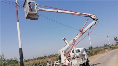 خفض الأحمال الكهربائية بكشافات الإنارة بالطرق الرئيسية بـ4 مراكز بالمنيا