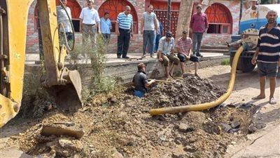 إصلاح هبوط أرضي وكسر في خط مياه بمدينة ميت غمر 