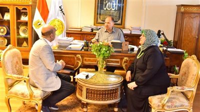 محافظ أسيوط يلتقي مسؤولي البيئة لمناقشة سبل تنفيذ المبادرة الرئاسية لزراعة 100 مليون شجرة