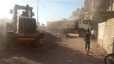 استجابة للمواطنين.. محافظ المنيا يوجه برفع المخلفات وتراكمات القمامة بجوار محطة سكك حديد دماريس