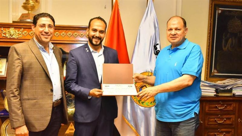 محافظ أسيوط يكرم