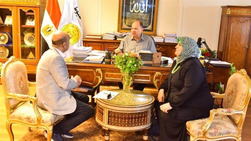 جانب من لقاء المحافظ