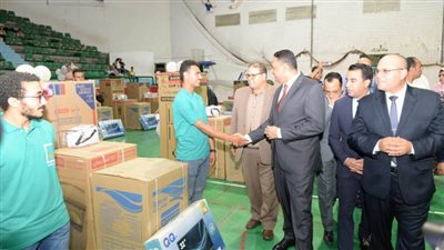محافظ الدقهلية وحياة كريمة يوزعان أجهزة كهربائية على 100 عروسة 