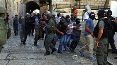 عشرات المستوطنين يقتحمون باحات الأقصى بحماية شرطة الاحتلال الإسرائيلي