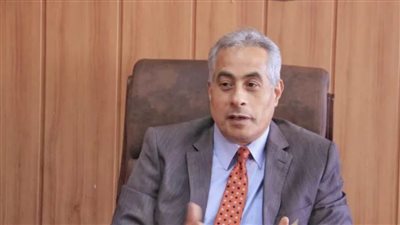 وزير القوى العاملة يسلم 1.7 مليون جنيه تعويضات لـ9 أسر