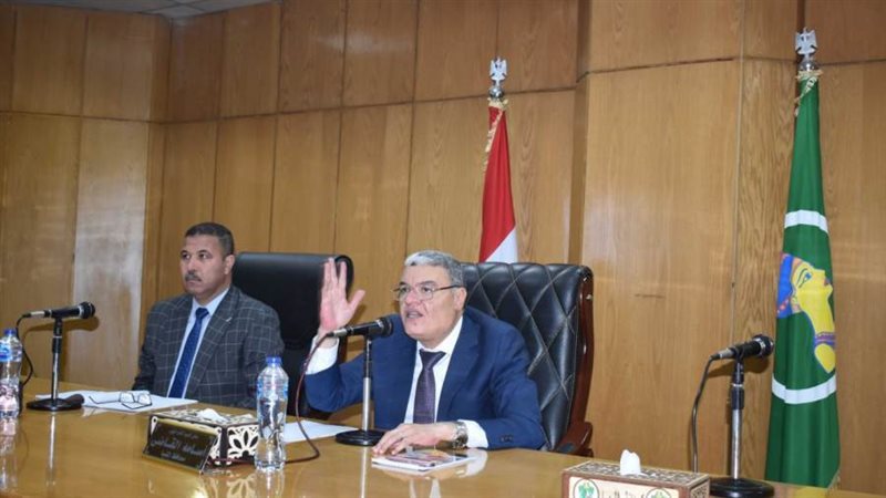 محافظ المنيا والسكر