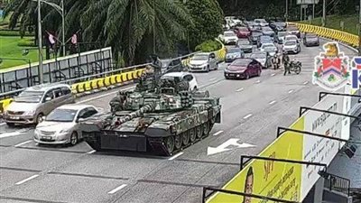 الجيش الماليزي يعتذر بعد إعاقة دباباته لحركة المرور في الشوارع