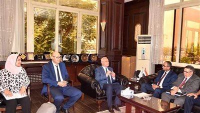 محافظ الأقصر يتابع مع نائب وزير الإسكان أعمال تنفيذ مشروع توفير خدمات الصرف الصحي المتكاملة