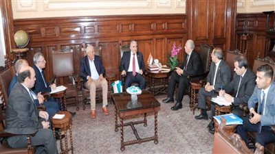 وزير الزراعة يبحث مع مدير 