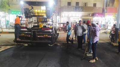 استكمال أعمال رصف شوارع حي السلام بمدينة منفلوط ضمن خطة الرصف وتحسين الطرق