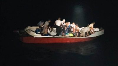 الجيش اللبناني: ضبط مواطن و16 سوريًا على مركب بالبحر أثناء هجرة غير شرعية