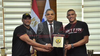 رئيس جامعة كفر الشيخ يكرم طالب كلية التربية الرياضية خامس العالم