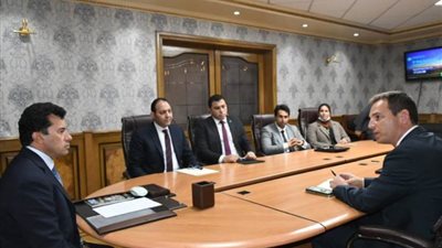 صبحي يبحث توفير أنظمة الطاقة الكهربائية الذكية بالمنشآت الشبابية والرياضية