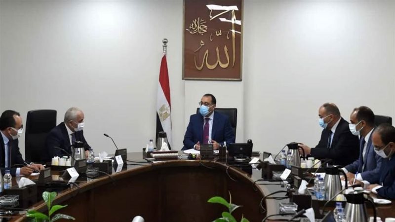 رئيس الوزراء يستعرض