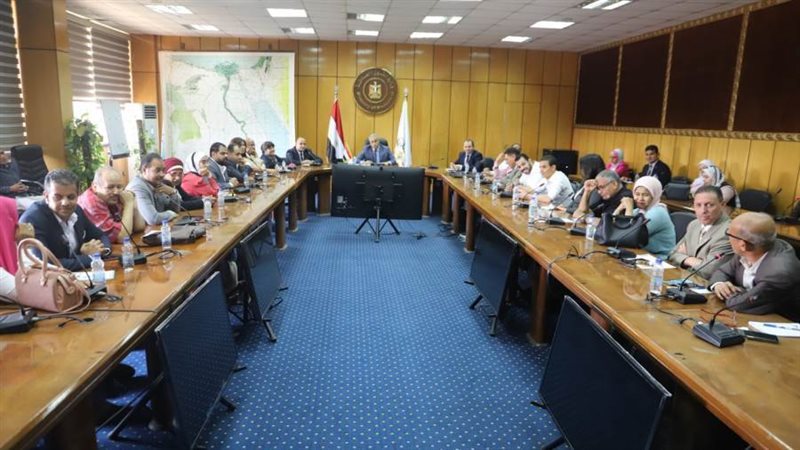 خلال الاجتماع