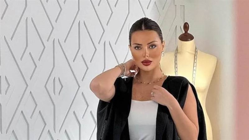 الفنانة سارة بستاني